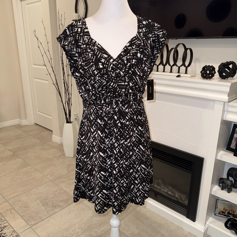 NWT Alfani Black & White Printed V-Neck Skater Dress Size Medium